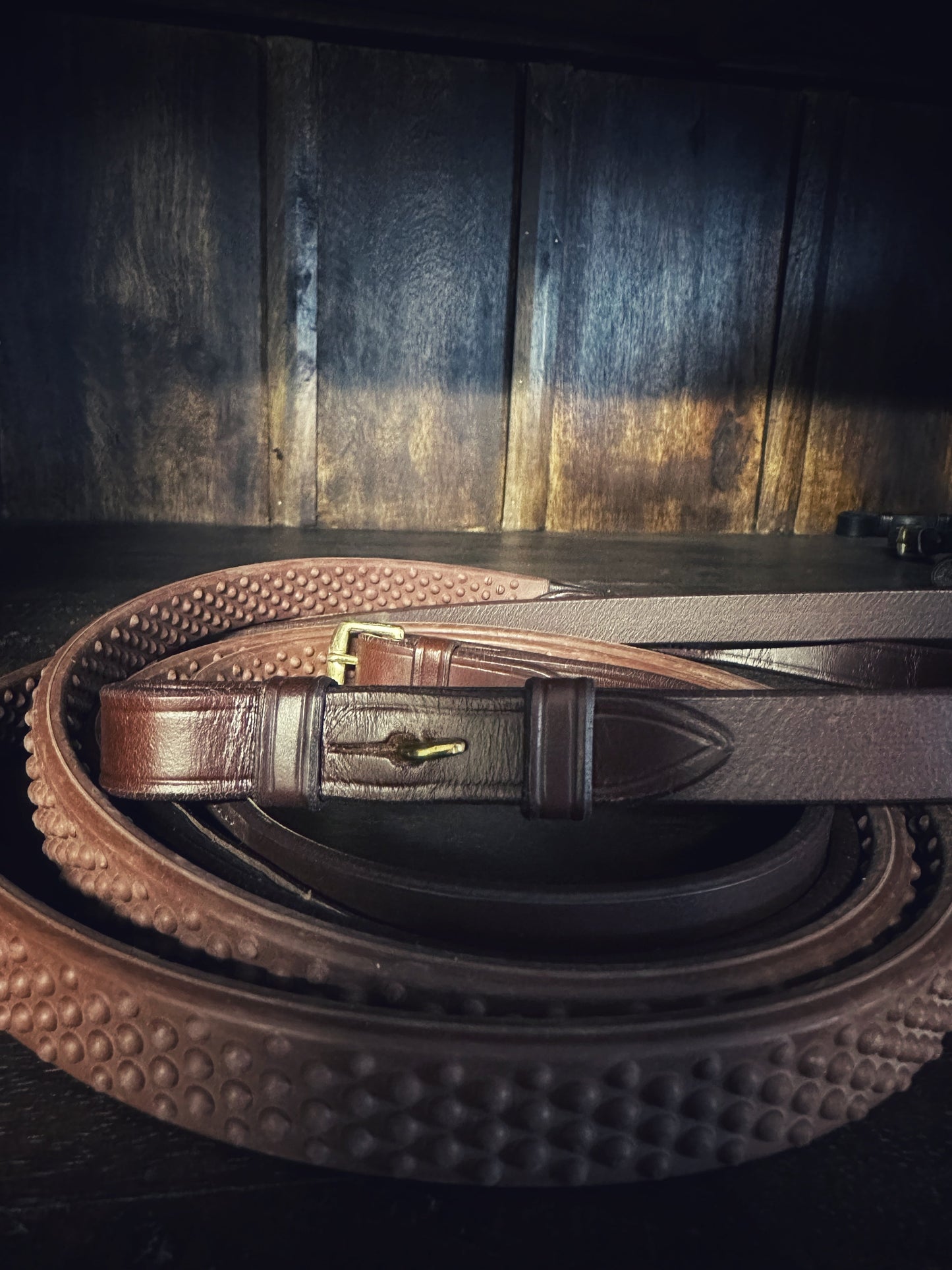 Soft rubber reins with brass details and high-quality Italian leather in black and brown.
