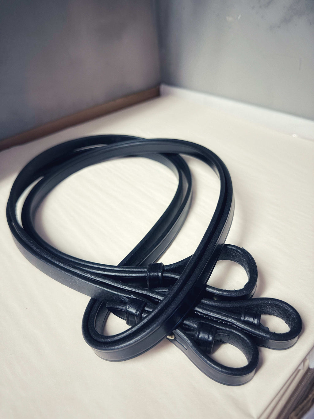 Slim plain leather reins