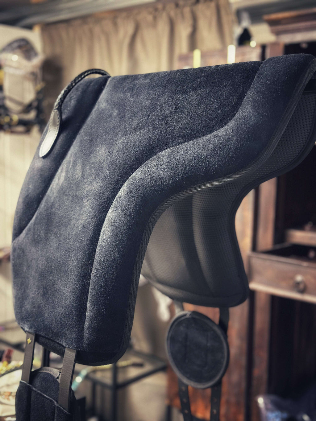 MASEGO bareback pad in high-quality suede with leather straps and braided handle, designed for optimal grip and comfort