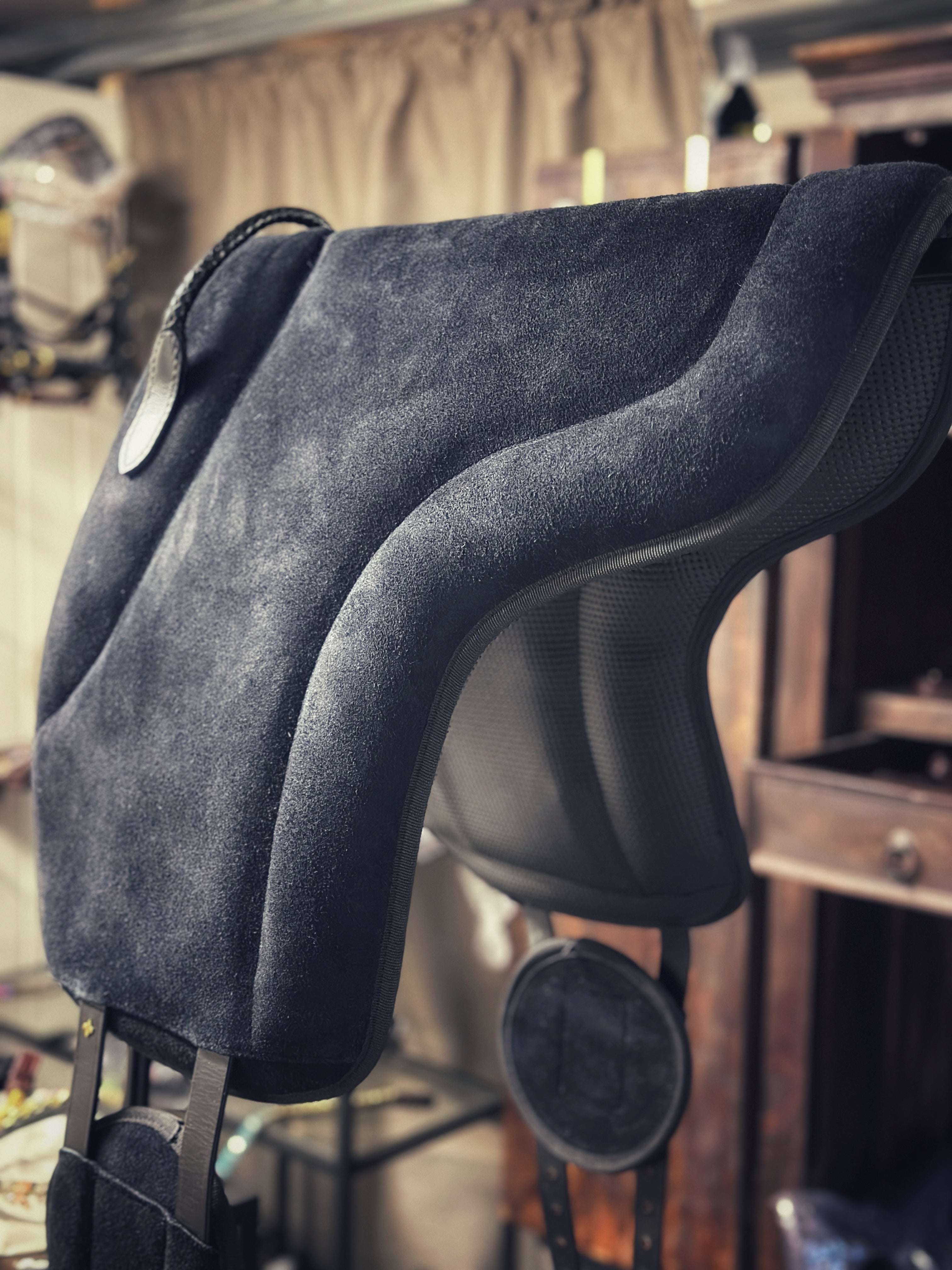 MASEGO bareback pad in high-quality suede with leather straps and braided handle, designed for optimal grip and comfort