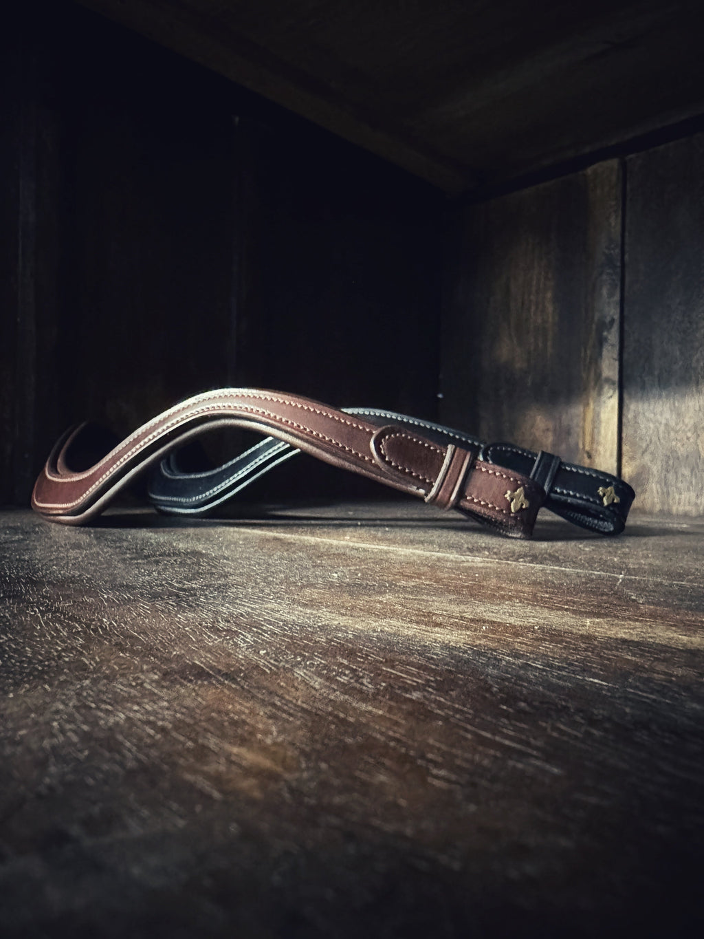Square plain leather browband with soft padding made from high-quality Italian leather.